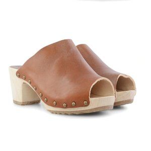 Open toed, tan leather bosabo heels
